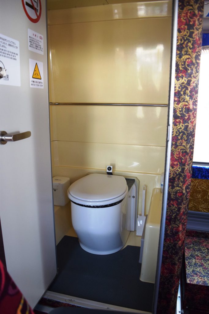 貸切観光バスにトイレ付きがほとんどない理由