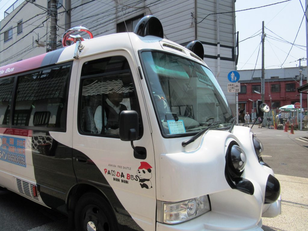 パンダバスは浅草を無料で巡回するバス