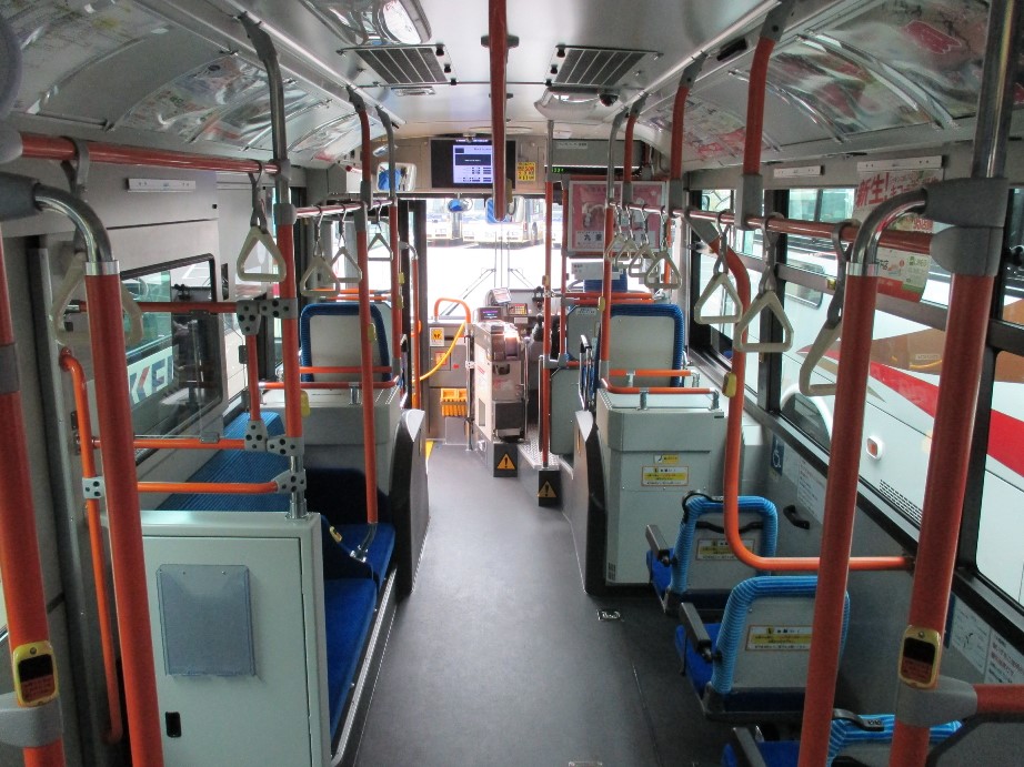 ノンステップバスの座席をたたんで車椅子を固定できるタイプ