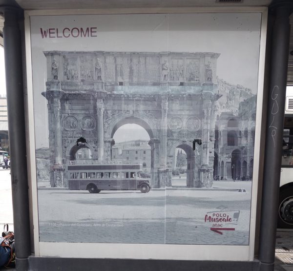 1930年　コロッセオ広場にあるコスタンティヌスの凱旋門前
