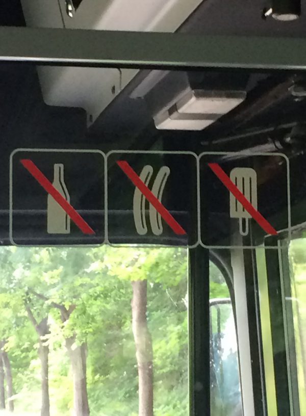 バス車内に不思議なサインを発見