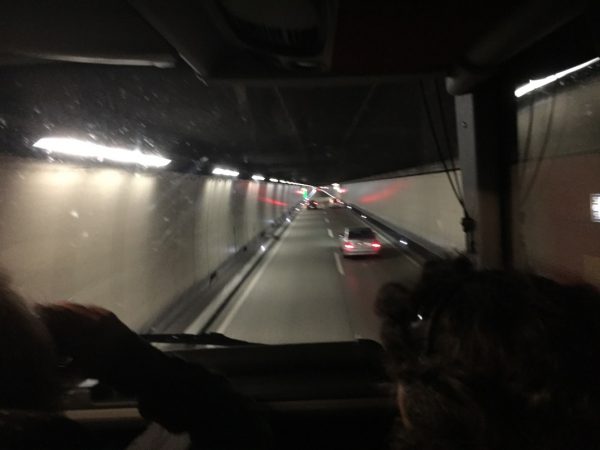 バスがトンネルの中に入ると、天井に届きそう！