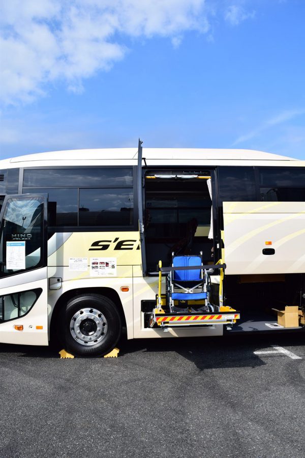 電動リフト付きの大型観光バス、日野セレガ