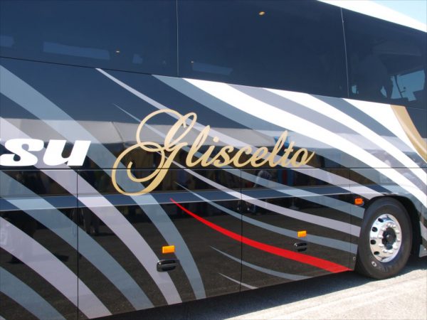 超高級仕様バスにふさわしい格調あるロゴ