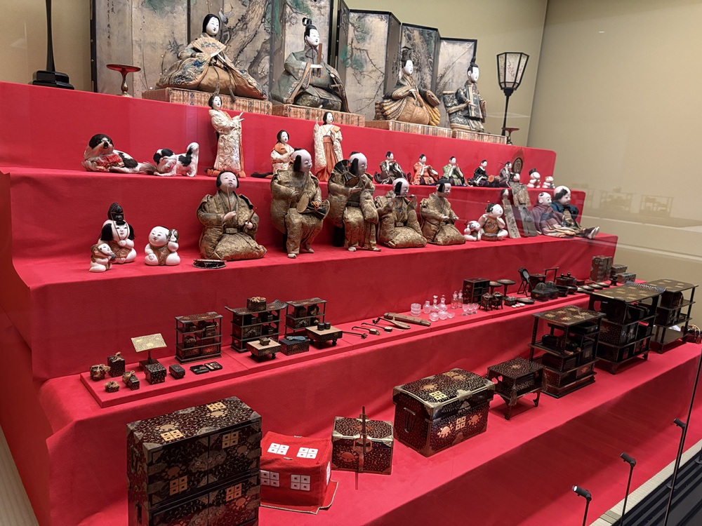 常設展ではひな人形をいつでもみることができる