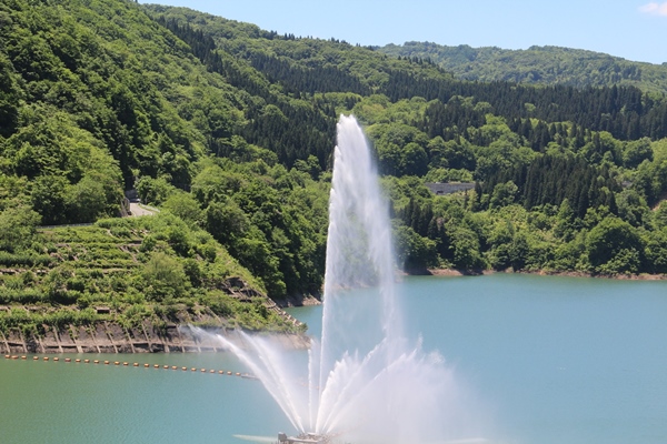 寒河江ダム湖の噴水