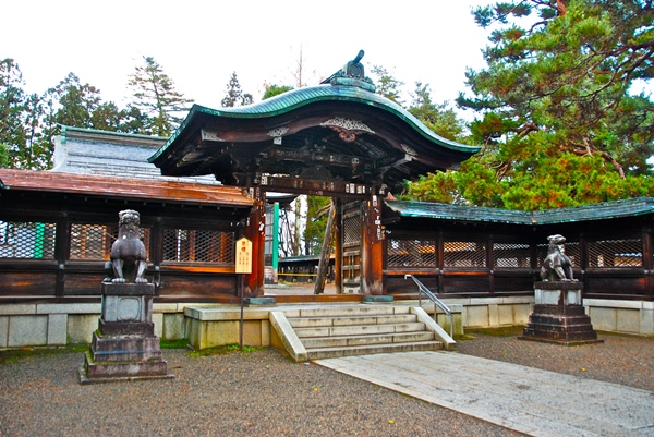 上杉神社の「神門」（米沢城址内／山形県米沢市丸の内）