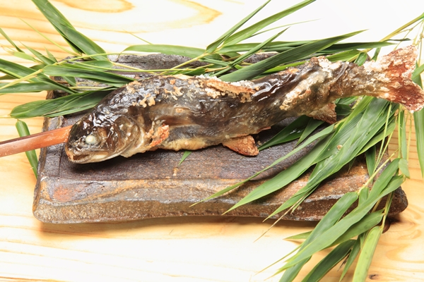 イワナなどの川魚料理