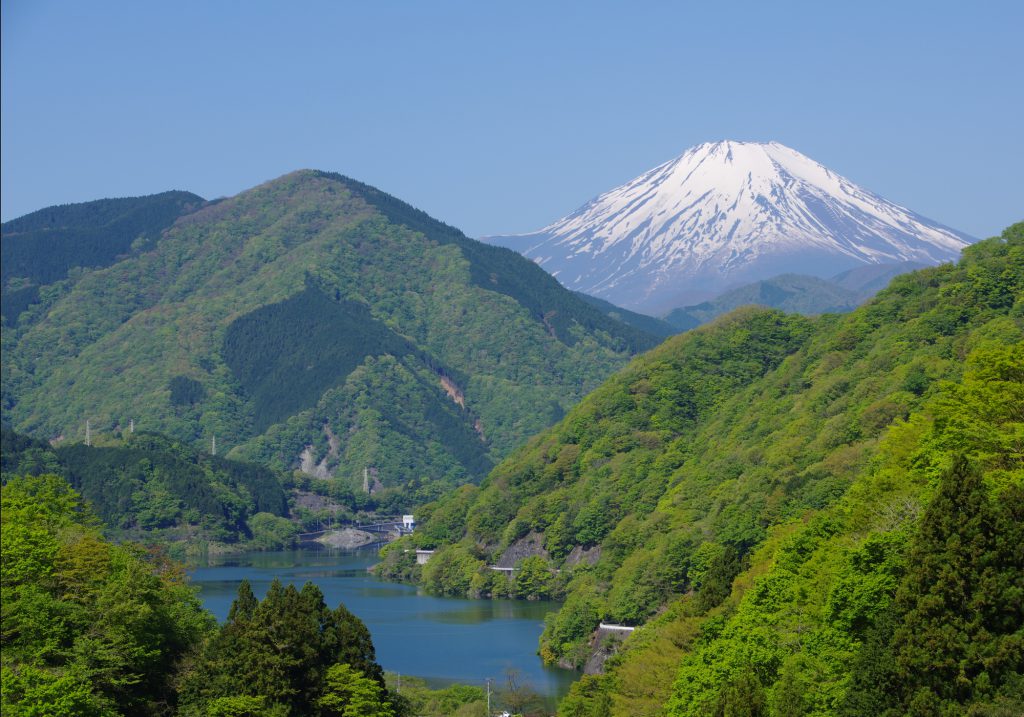 丹沢湖から望む富士山