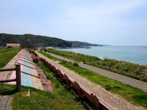 世界一長いベンチ・道の駅とぎ海街道と観光客（２）