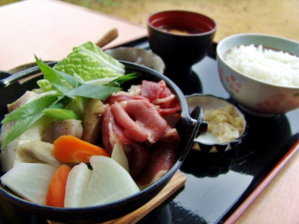 冬期限定の猪鍋定食（C)能勢町観光協会