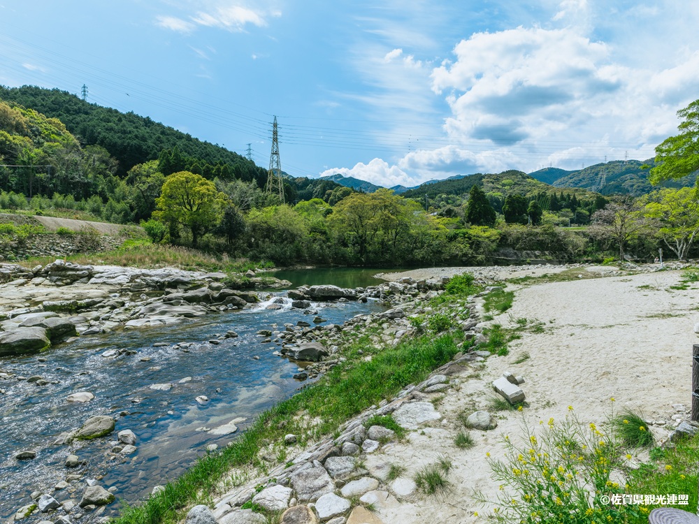 嘉瀬川にかこまれた風光明媚な場所にある道の駅