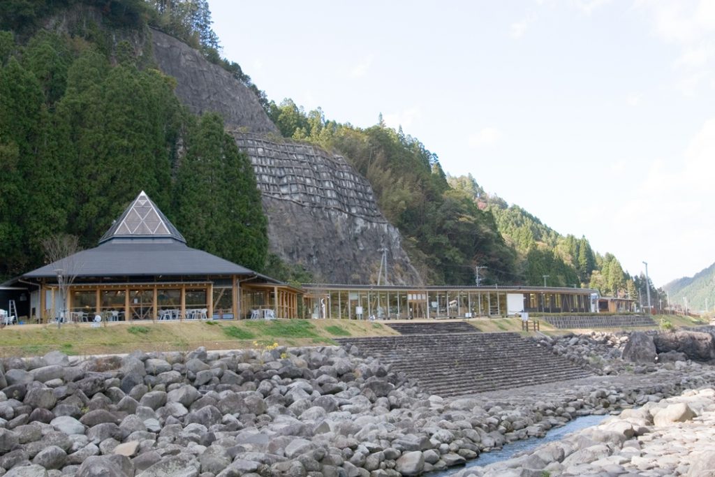 大分へ観光バス旅行！おすすめの休憩スポット「水辺の郷おおやま」