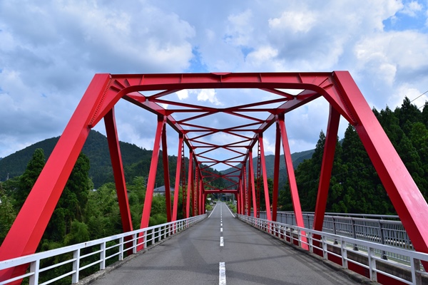 京都・美山町の赤橋