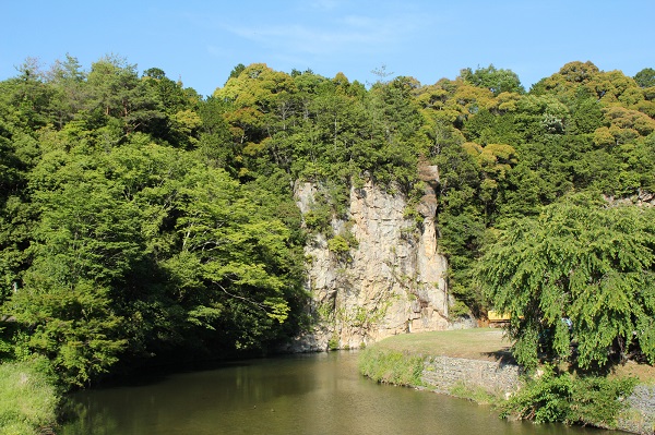 兵庫「猪名川の屏風岩」