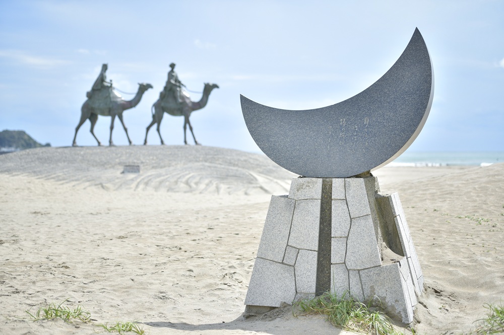 「月の砂漠記念像」