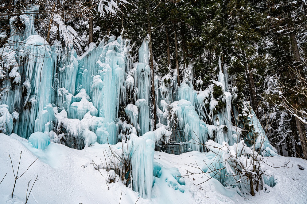 幻想的な自然の造形美を再現「福地温泉　青だるライトアップ」