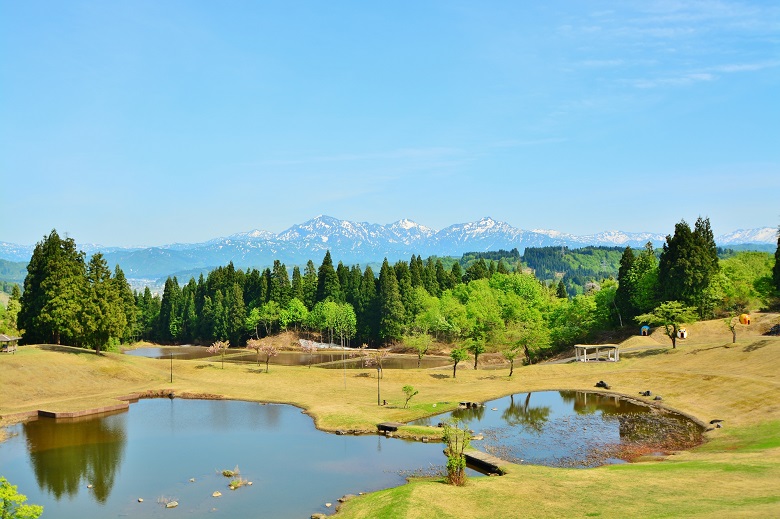 新緑の越後川口運動公園から残雪の越後三山展望