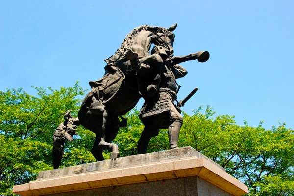 愛馬・三日月を背負う「畠山重忠公」