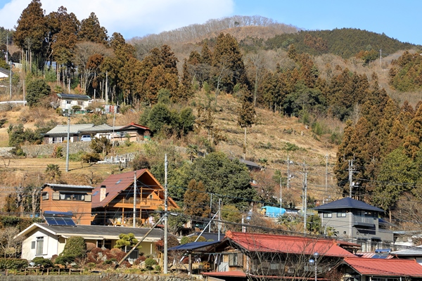 芦ヶ久保駅から日向山を臨む