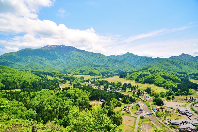 初夏の景勝地「八木ヶ鼻」頂上からの三条下田村風景