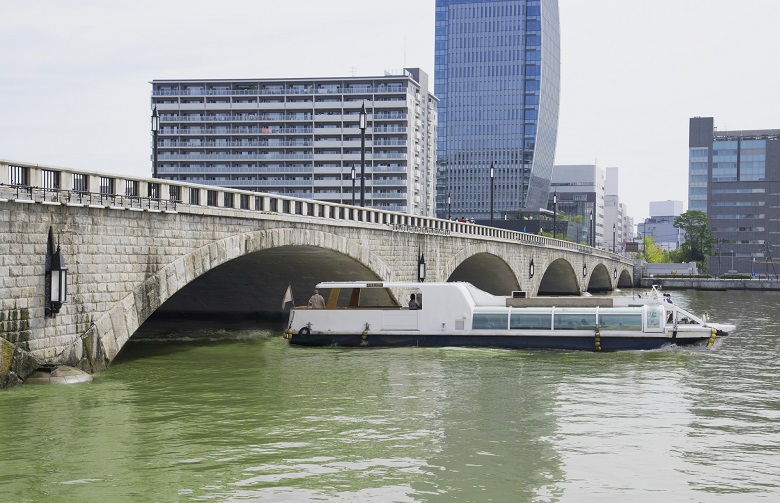 水上バスと萬代橋