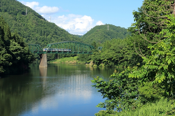 磐越西線「阿賀野川と山間部の夏景色」