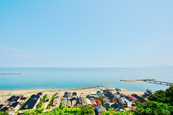 夏の日本海日本海出雲崎妻入り家屋街並み