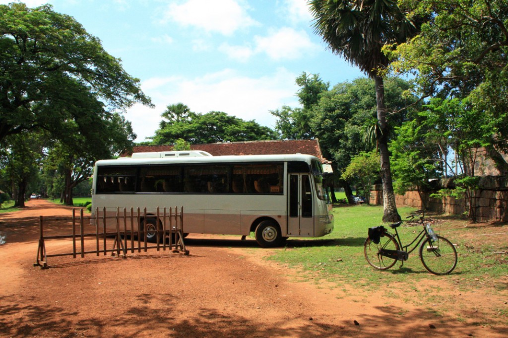 カンボジアをバスが行く⑤ ロリュオス遺跡群「ロレイ」を目指して