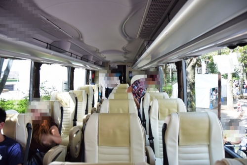 はとバスの「ピアニシモⅢ」。座席はゆったり３列配置