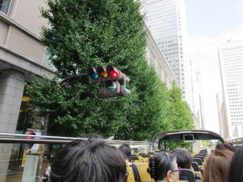 スカイバス東京の2階席から。信号を近くに感じます