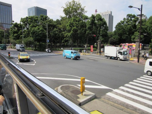 日比谷公園を2階立てバスから眺めます