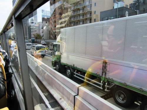 トラックの運転席を下に見る眺め