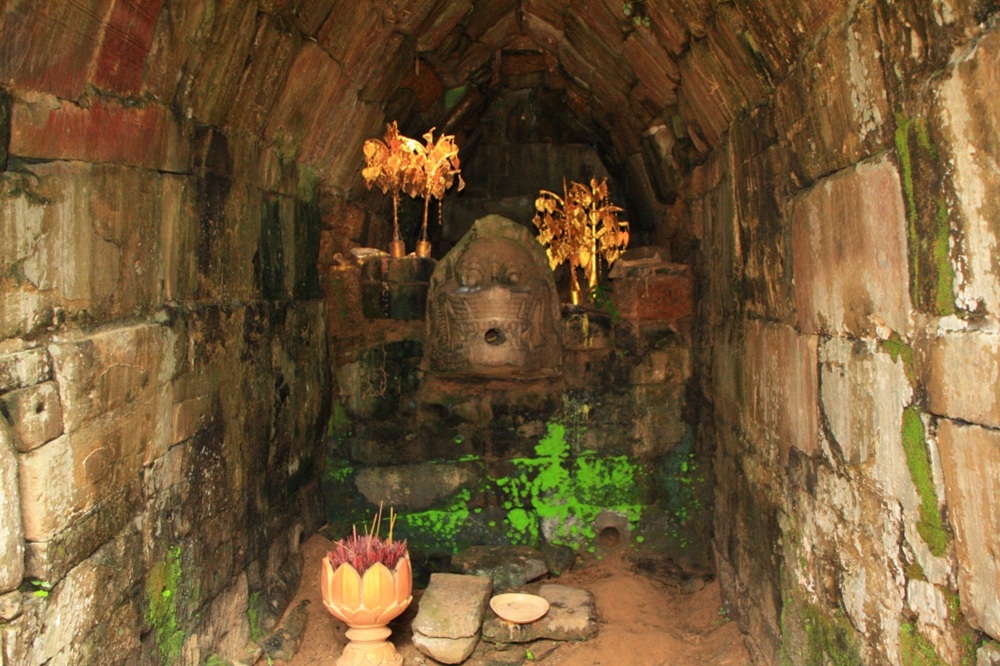 中央の祠堂の奥