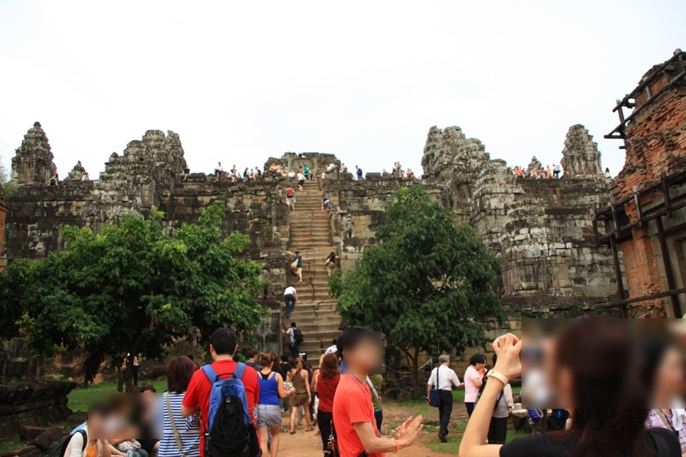 壁のようにそそり立つプノンバケン寺院