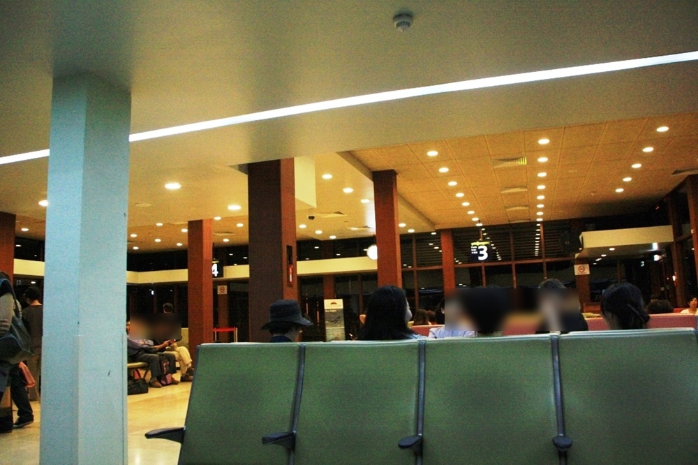 シェムリアップ空港で搭乗まち