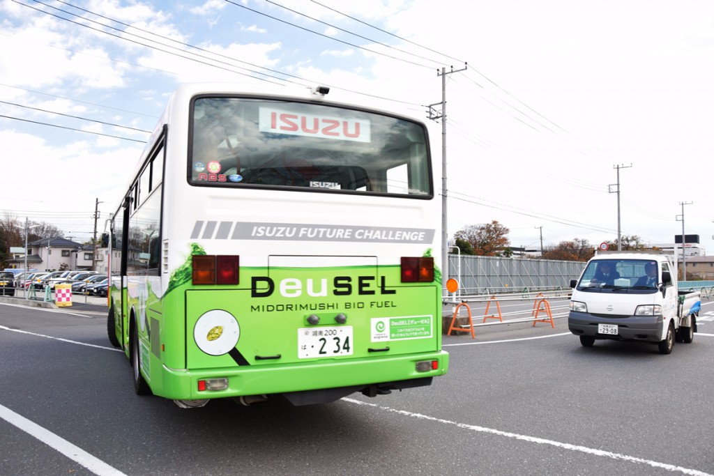 isuzu_bus_cruising