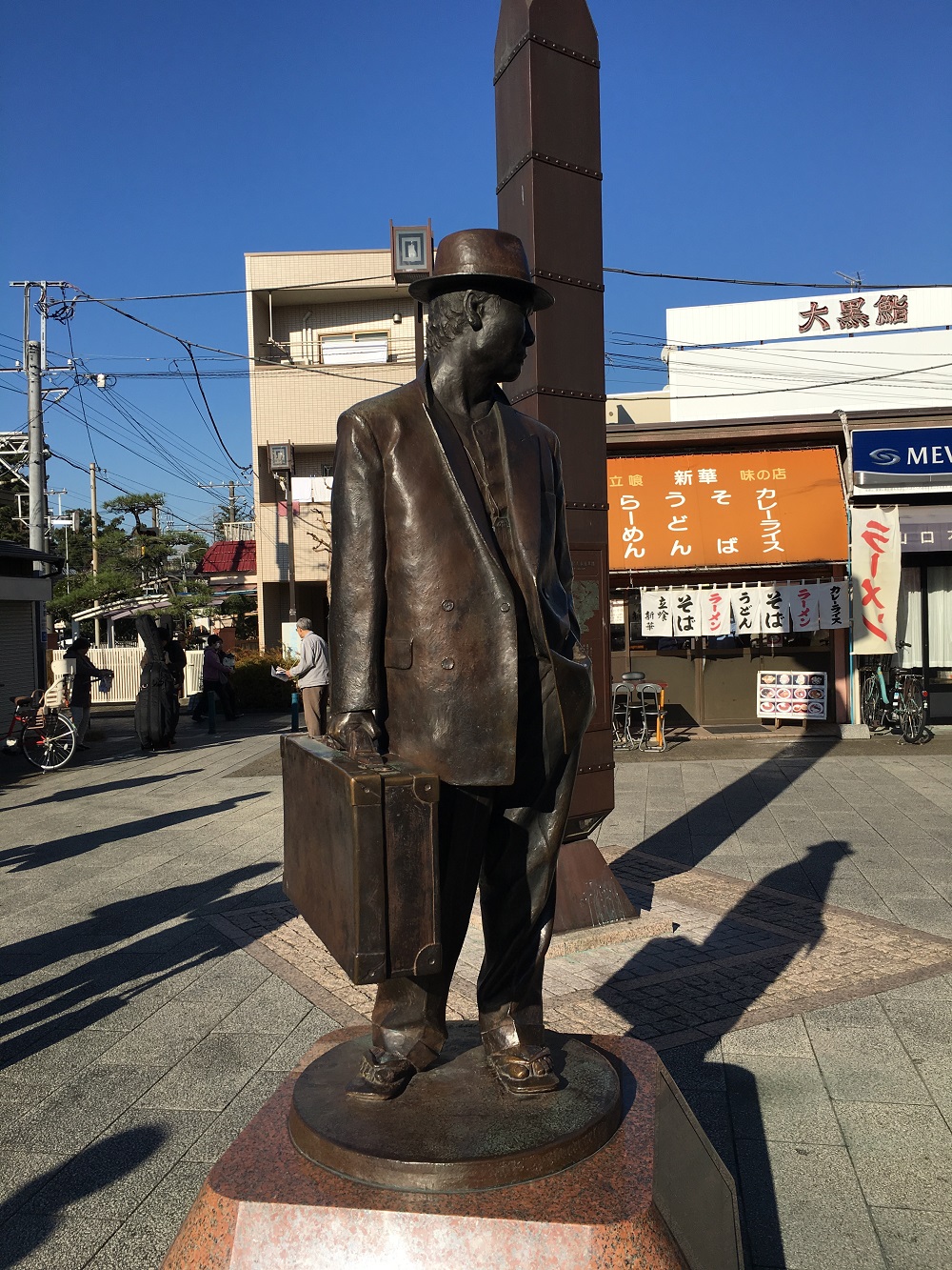 柴又駅前にある寅さんの銅像