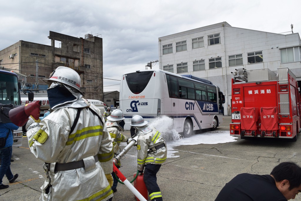 相次ぐバス火災事故から身を守れ！実践さながらの迫力「バス車両火災対応訓練」