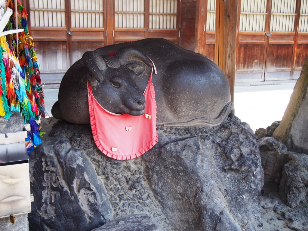 もともとは牛のカタチのように見える自然石が奉納されていたとか