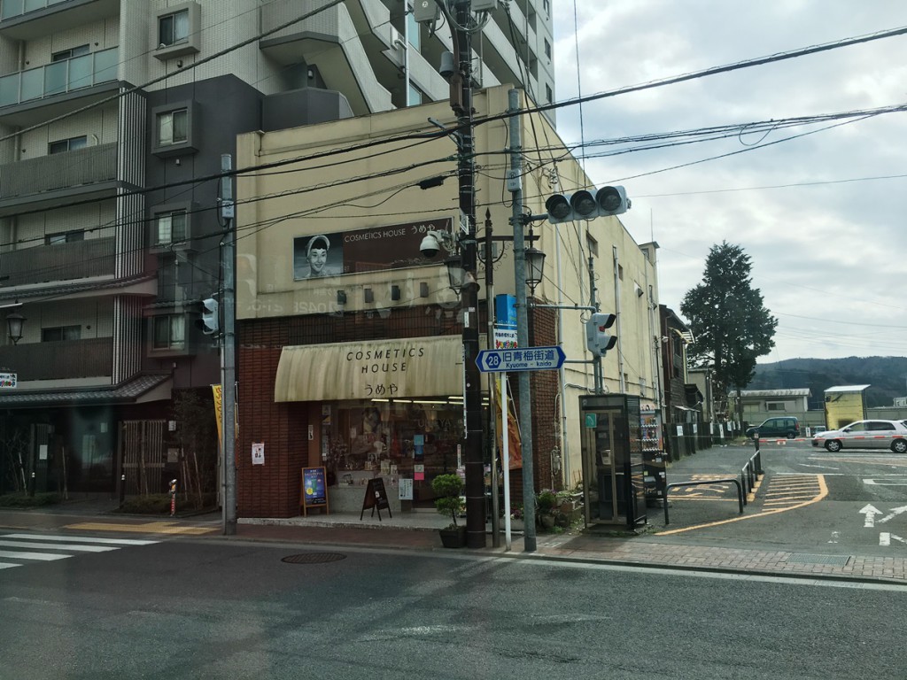 駅前にあるお店