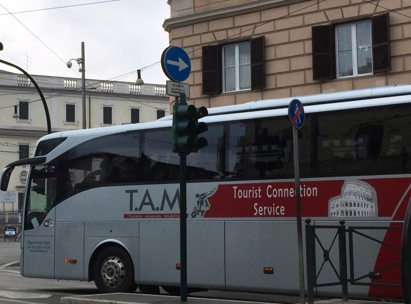 空港からローマへ、リムジンバスの旅はいかが？