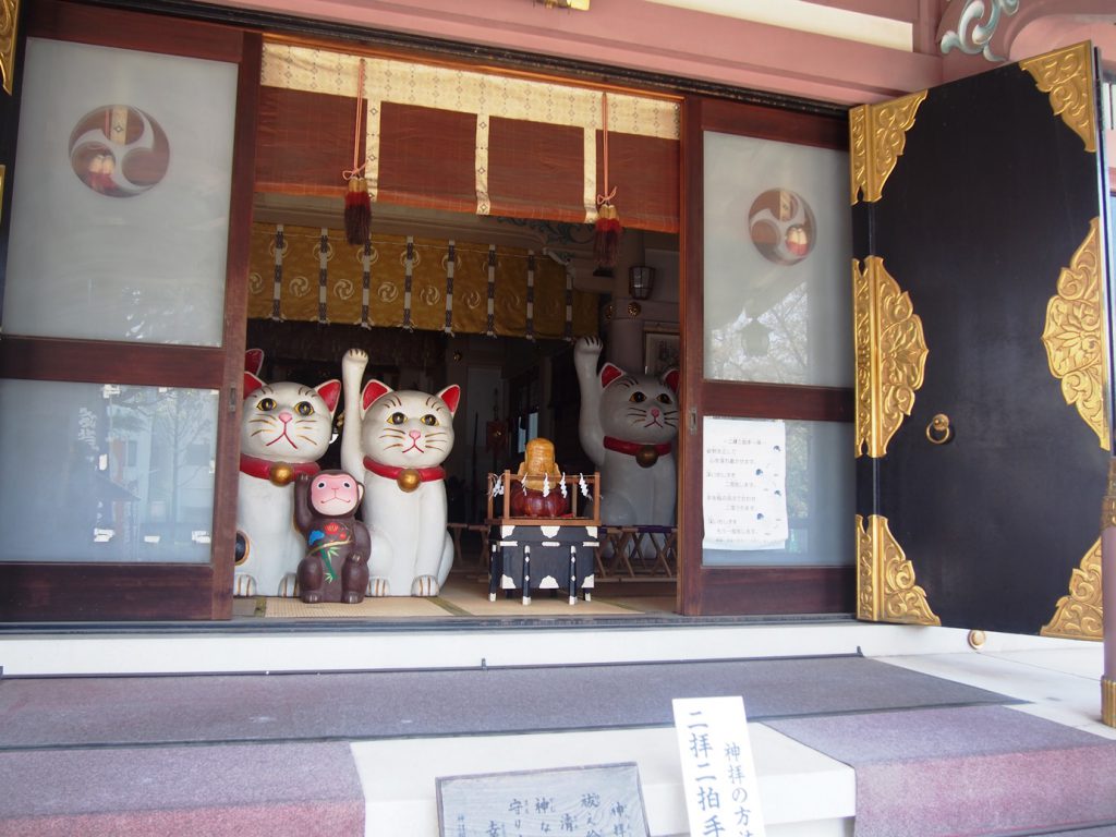 神社本殿にも招き猫