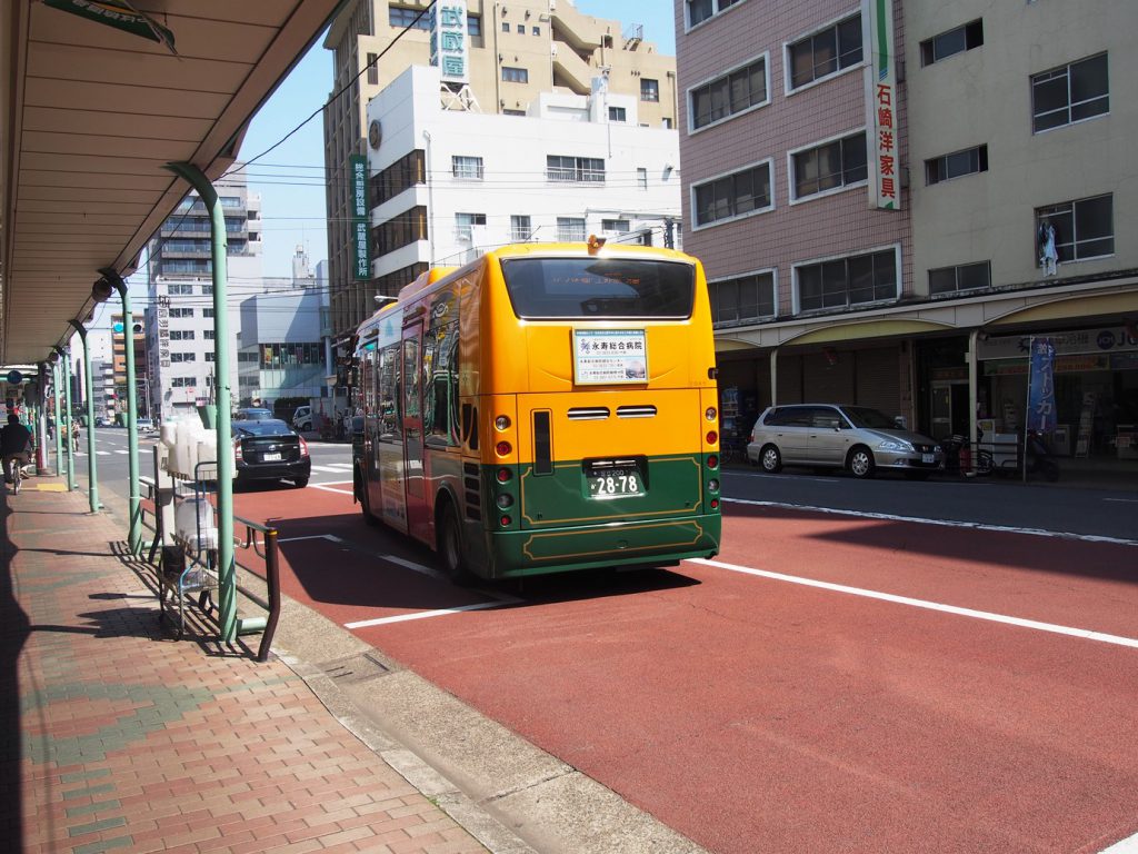 浅草かっぱ橋に到着したバス