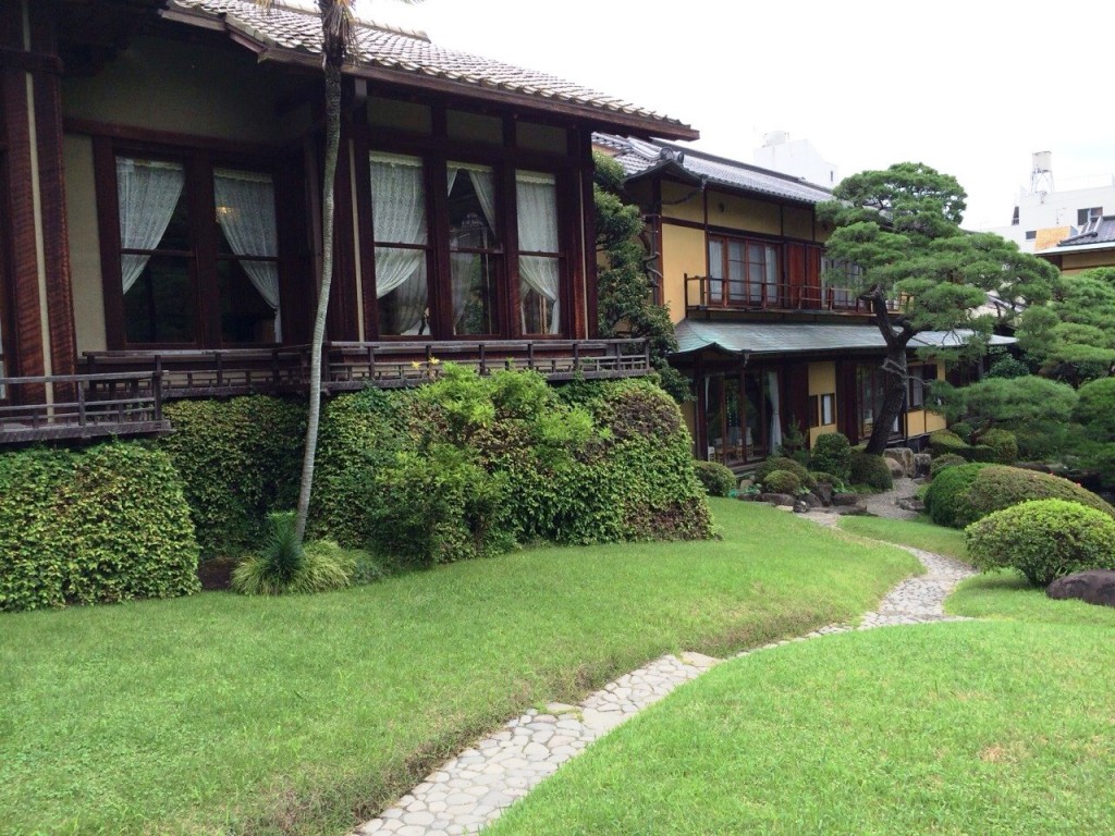 起雲閣のたてものを庭から臨む