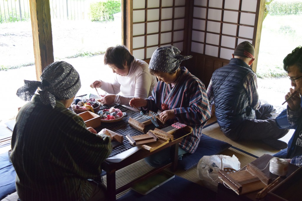 裂き織りの実演中