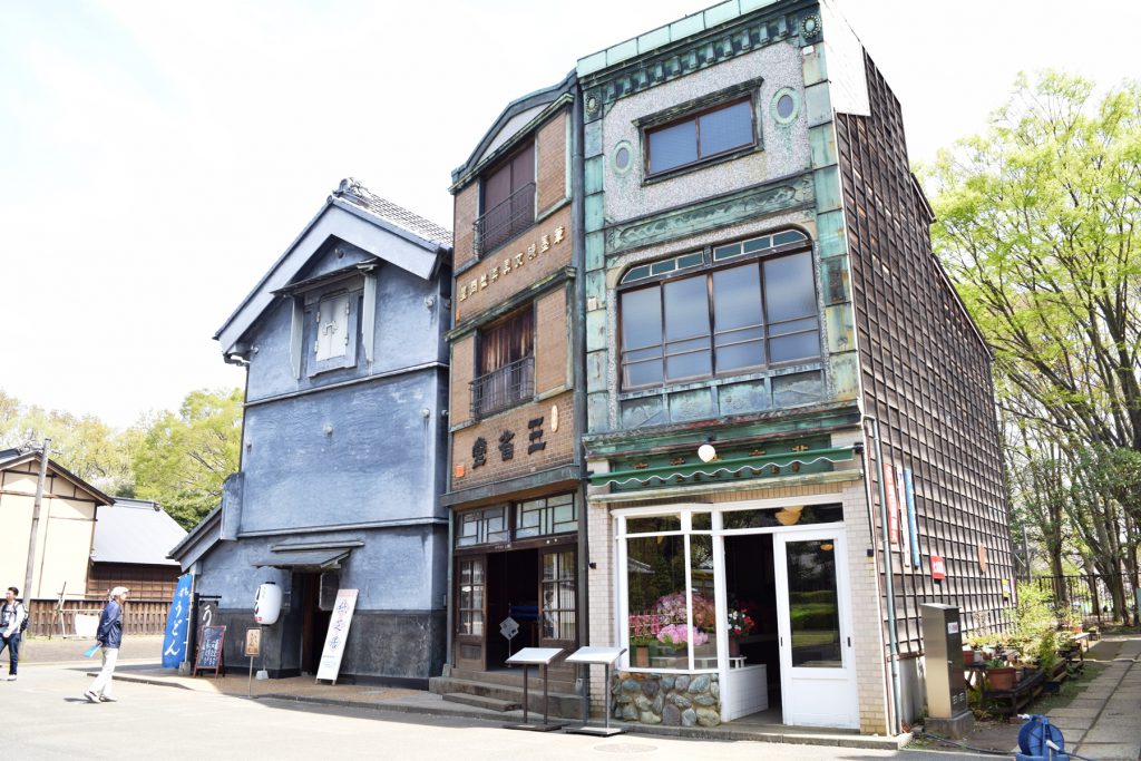 花屋、文具店、お食事処