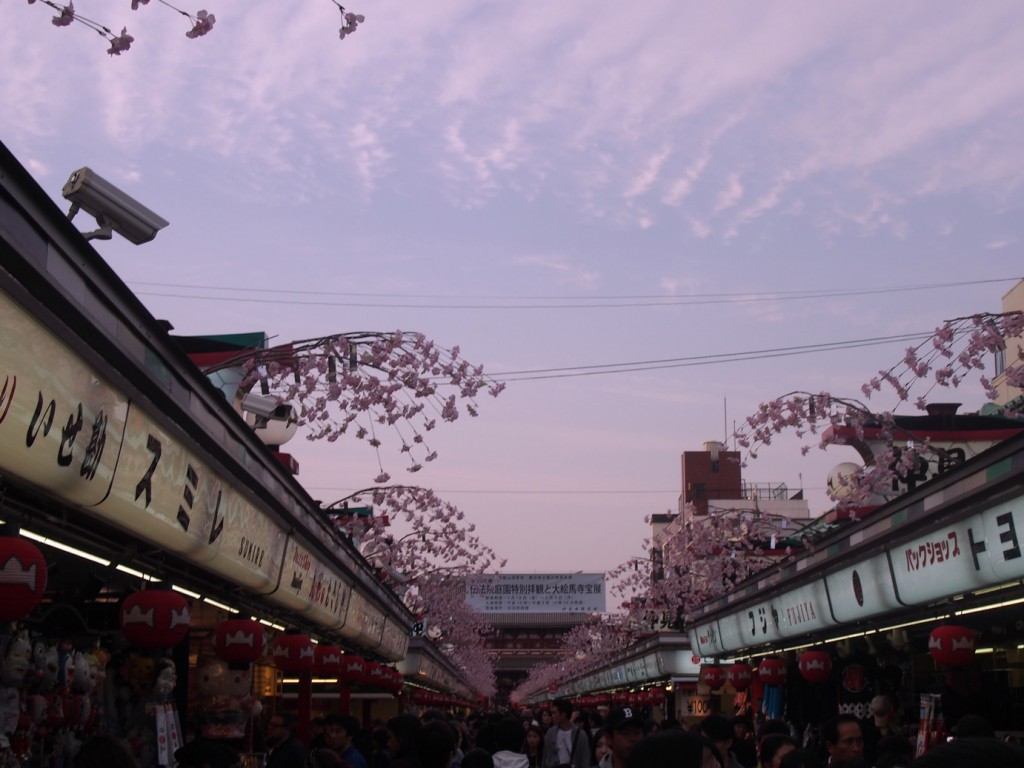 浅草寺の参道・仲見世の様子