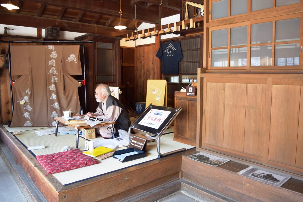 伝統工芸「手書き友禅」実演