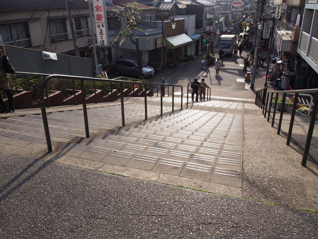 夕やけだんだんの階段を上から見る